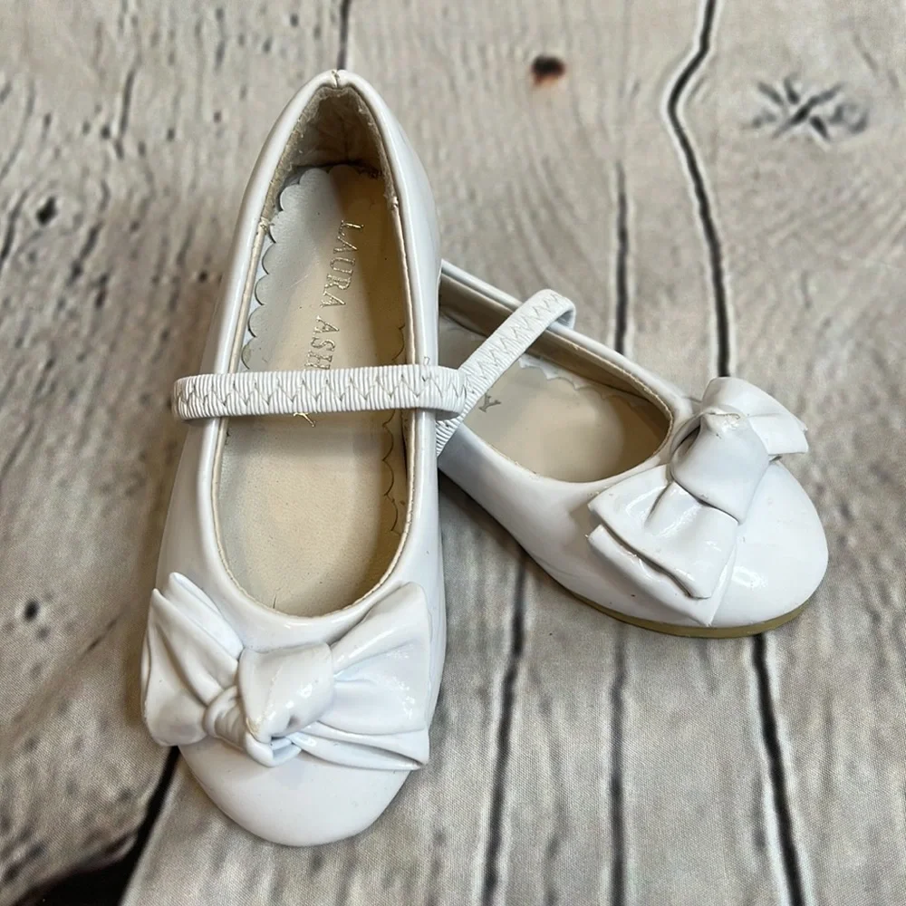 Laura Ashley White Mary Jane Bow Flats Girl’s Size 6 Excellent Condition